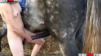 video's over bestialiteit van paarden,vrouw neukt met dier